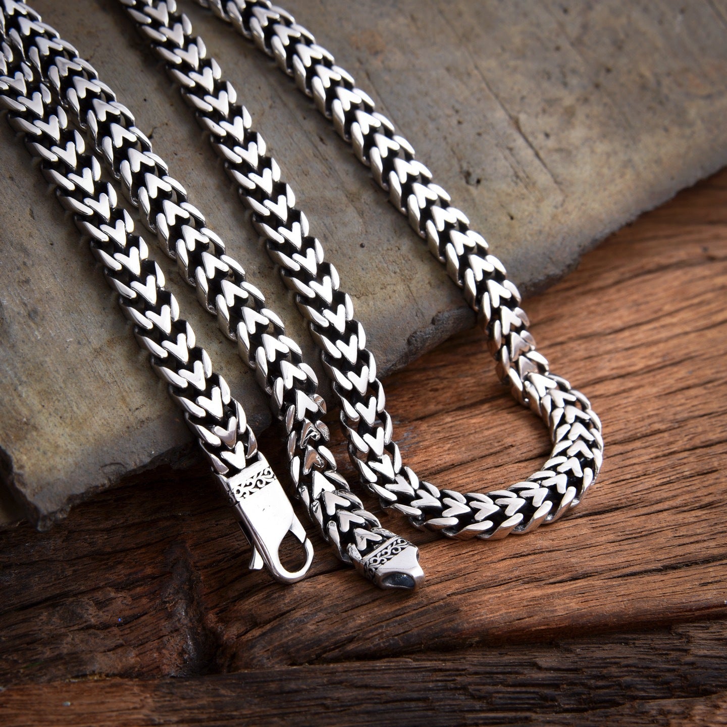 Hirvon - V-Shaped Weave Silver Chain Necklace