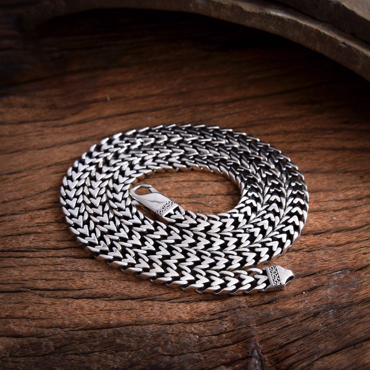 Hirvon - V-Shaped Weave Silver Chain Necklace
